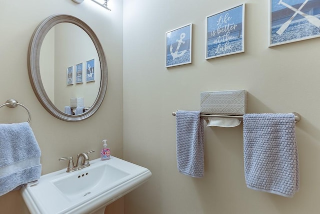 bathroom featuring a sink