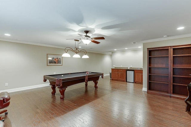 game room with ornamental molding, billiards, a ceiling fan, wood finished floors, and indoor wet bar