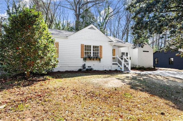 view of front facade featuring crawl space