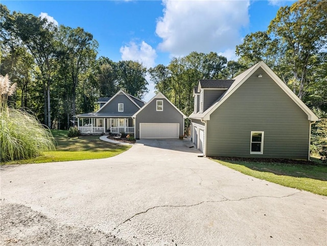 view of front facade featuring a front yard, a garage, and a porch