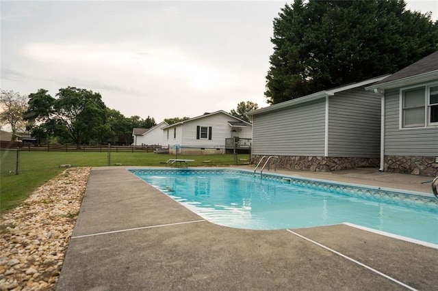 view of pool featuring a yard