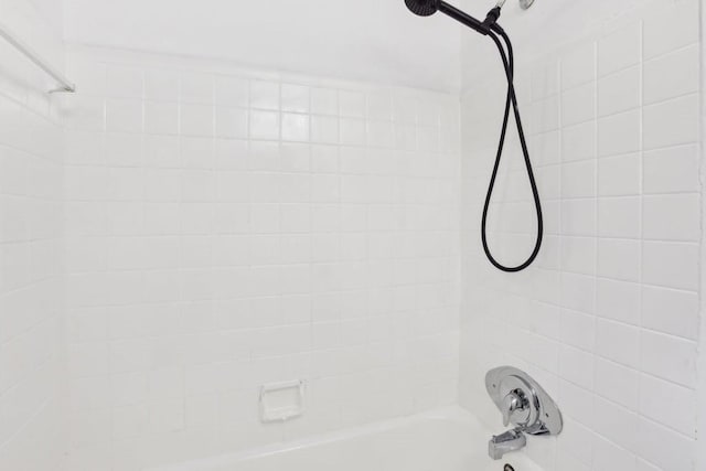 bathroom with tiled shower / bath combo