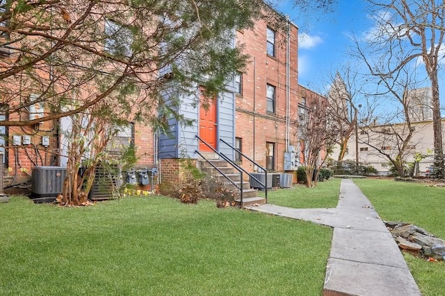 view of property's community featuring a lawn