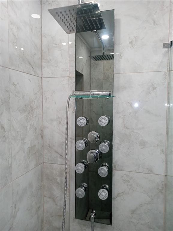 bathroom featuring tiled shower