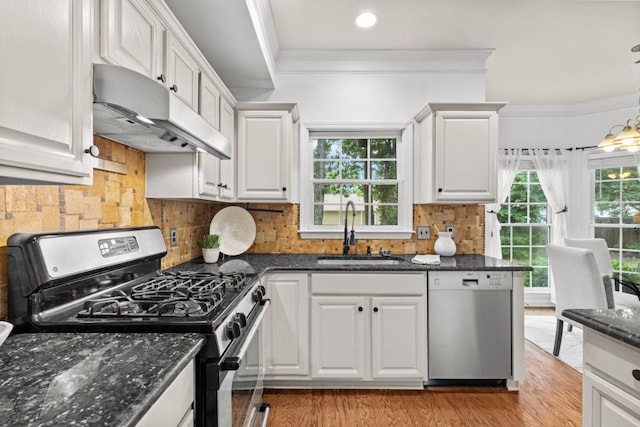 3242 Monarch Pine Dr, Peachtree Corners, GA 30071 - kitchen featuring stainless steel appliances, a sink, under cabinet range hood, crown molding, and white cabinetry