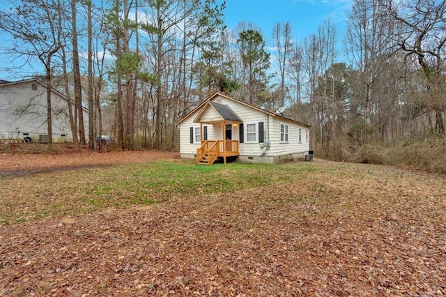 view of front of property featuring a front yard