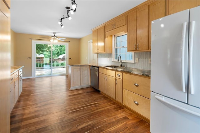 kitchen with freestanding refrigerator, ceiling fan, a sink, dark wood finished floors, and dishwasher