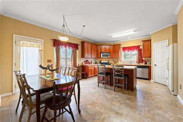 dining space with ornamental molding