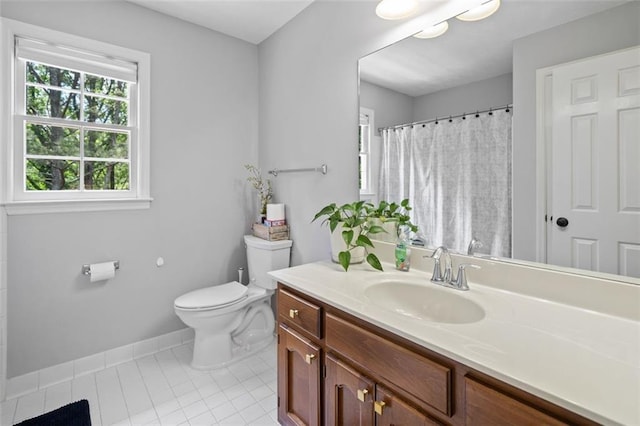 full bath with vanity, toilet, tile patterned floors, baseboards, and curtained shower