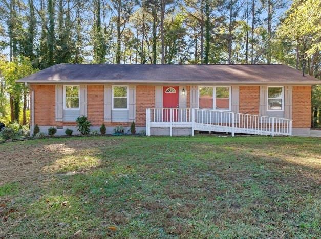 single story home with a front lawn