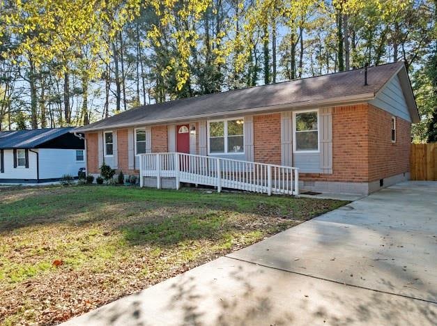 single story home featuring a front lawn