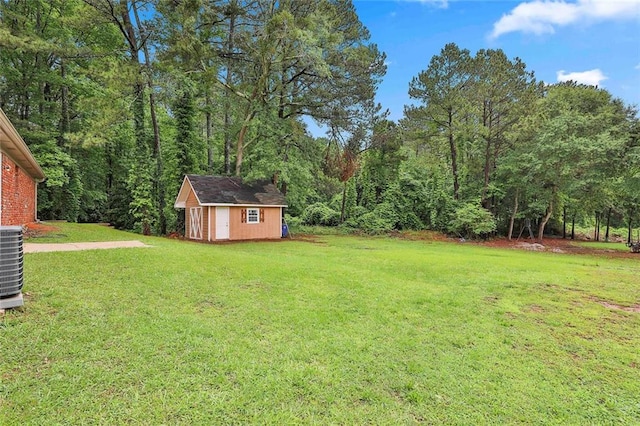 191 Pine St NE, Fairburn, GA 30213 - view of grassy yard with an outbuilding, central AC unit, and a forest view