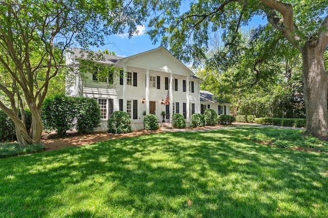 view of front of property featuring a front yard