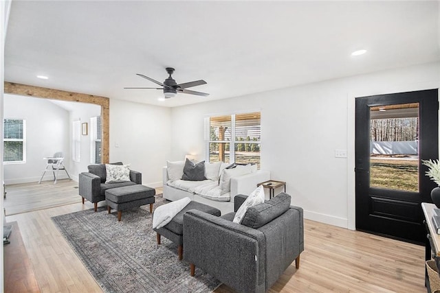 living room featuring light wood-style floors, baseboards, a ceiling fan, and recessed lighting