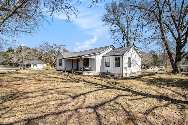 view of front of home featuring a porch and a front yard