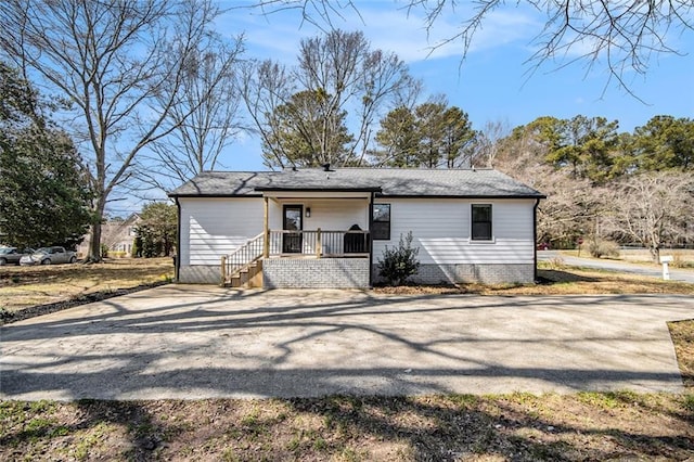 view of front facade with crawl space and driveway