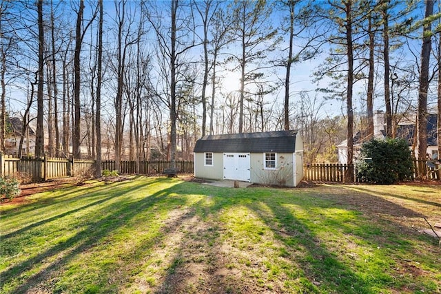 view of yard with a shed