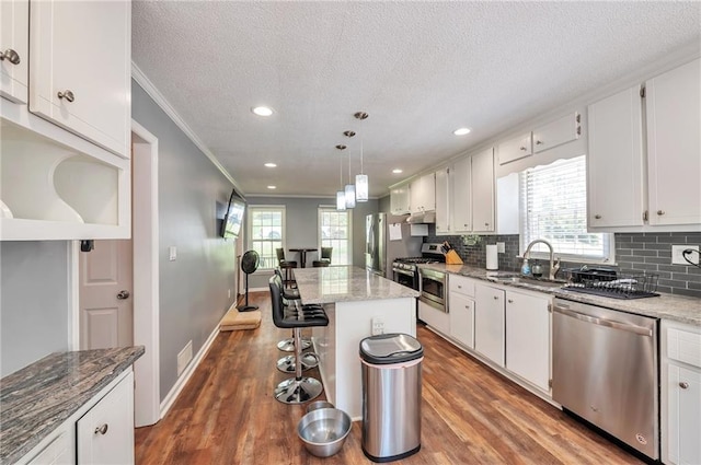 2165 Shillings Chase Dr NW, Kennesaw, GA 30152 - kitchen featuring stainless steel appliances, a sink, crown molding, decorative backsplash, and wood finished floors