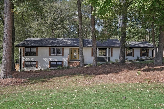 view of front of property featuring a front yard