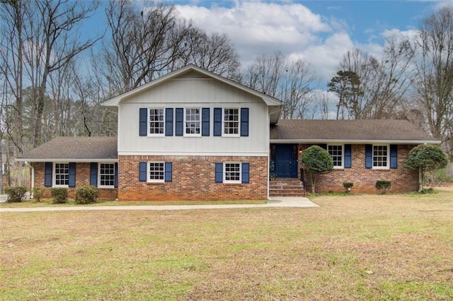 split level home featuring a front yard