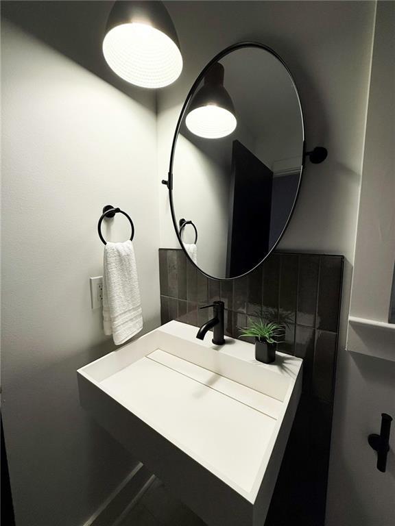 bathroom featuring tasteful backsplash