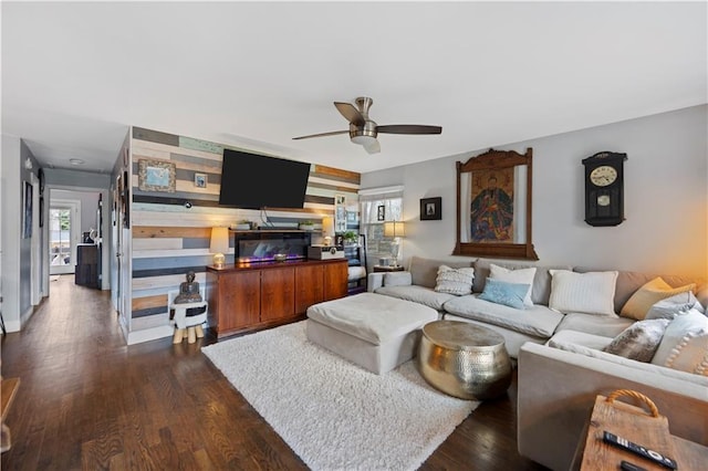 living room with dark wood-style floors and ceiling fan