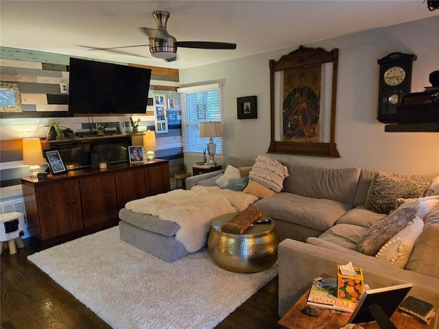 living room with dark wood-style floors and ceiling fan