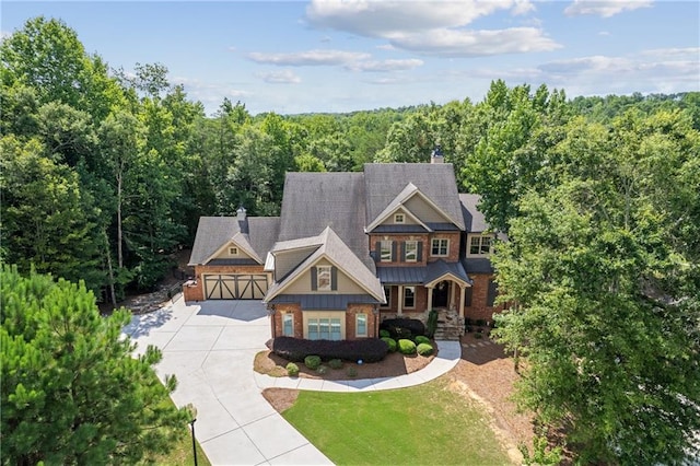 craftsman-style home featuring a front yard