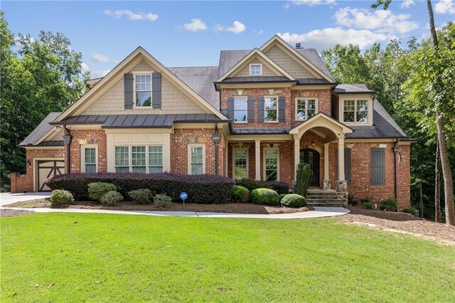 craftsman inspired home featuring a front yard