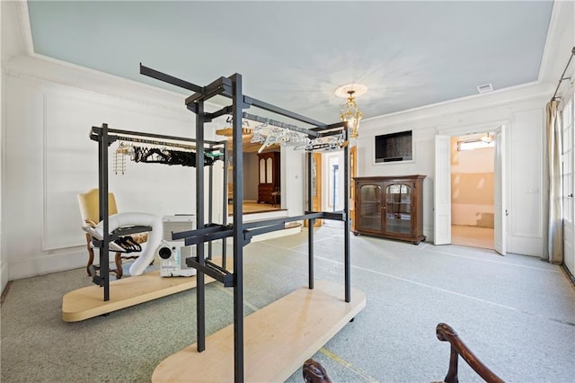 workout area featuring visible vents and a notable chandelier