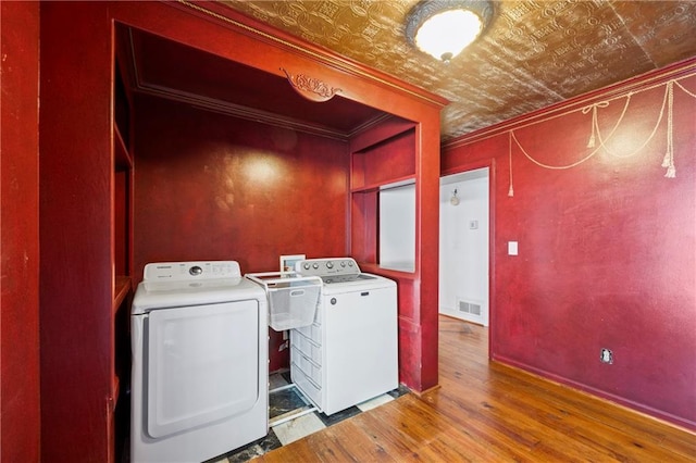 laundry area featuring visible vents, laundry area, independent washer and dryer, and an ornate ceiling