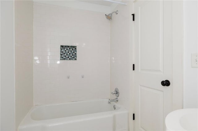 bathroom with tiled shower / bath combo