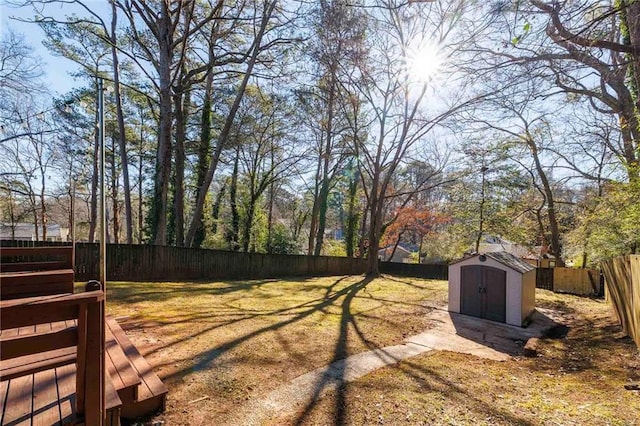 view of yard featuring a storage unit