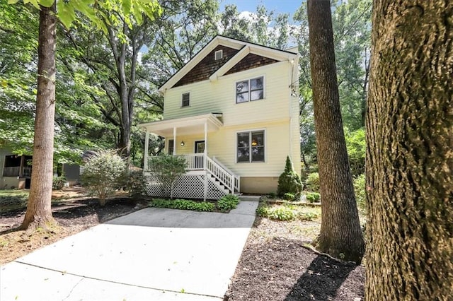 view of front of property featuring covered porch