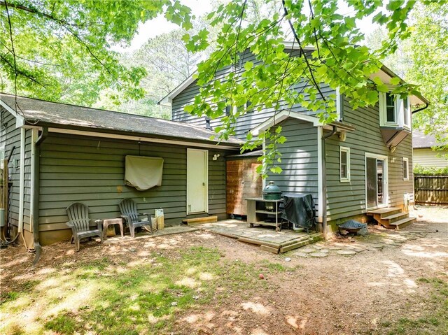 555 Creekwood Xing, Roswell, GA 30076 - back of house with fence and entry steps