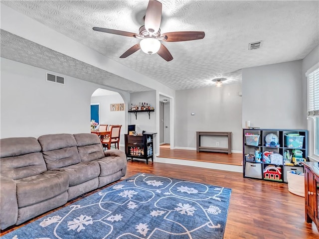555 Creekwood Xing, Roswell, GA 30076 - living room featuring arched walkways, a textured ceiling, and visible vents