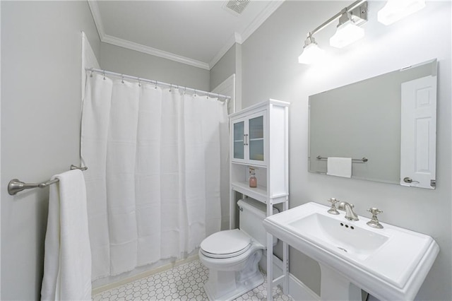 full bath featuring a sink, toilet, visible vents, ornamental molding, and a shower with shower curtain