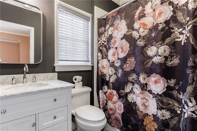full bath with toilet, a shower with curtain, crown molding, and vanity