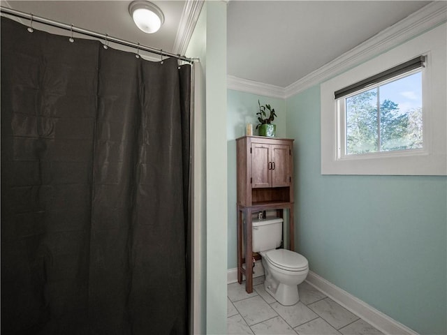 bathroom featuring curtained shower, crown molding, and toilet