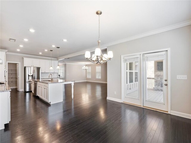 4905 Sterling Close, Buford, GA 30518 - kitchen with stainless steel appliances, a sink, a chandelier, open floor plan, and baseboards