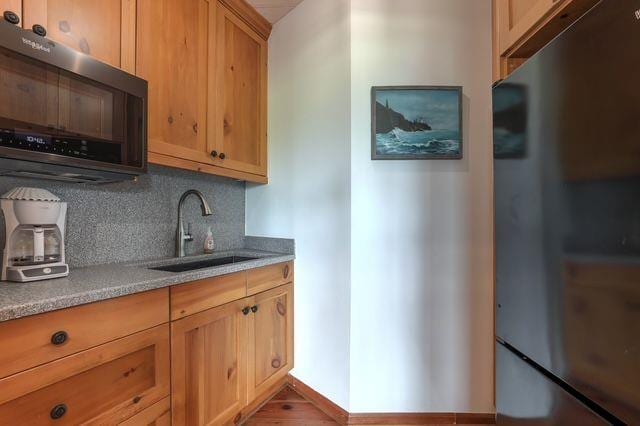 73 Falcon Heights Ln, Big Canoe, GA 30143 - kitchen featuring freestanding refrigerator, black microwave, tasteful backsplash, and light countertops