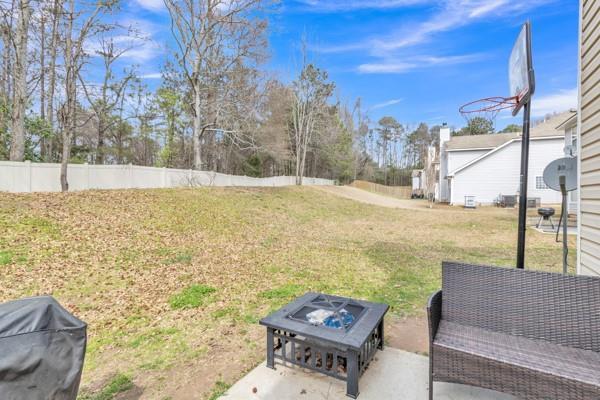 view of yard featuring an outdoor fire pit