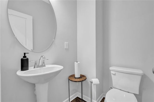 bathroom featuring toilet and baseboards