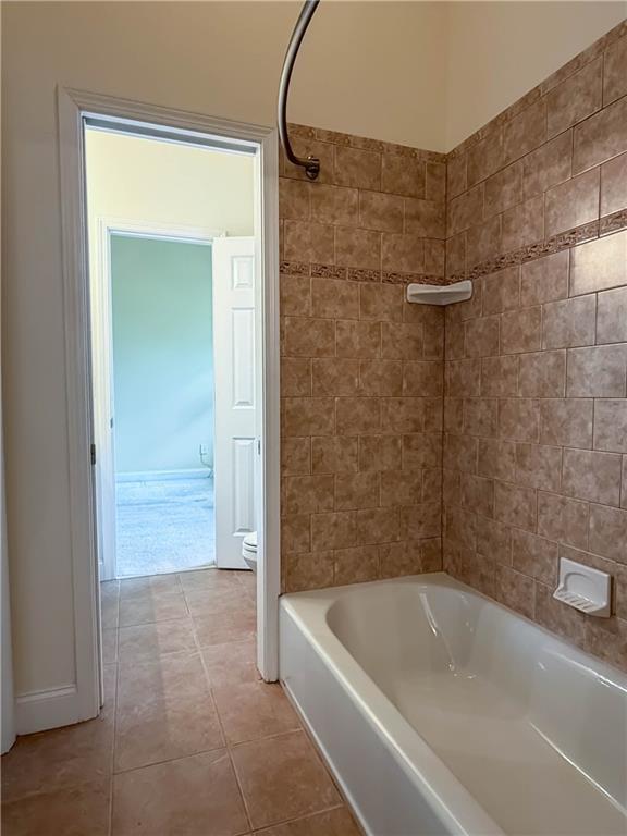 430 English Ivy Way, Woodstock, GA 30188 - full bath featuring toilet, tile patterned flooring, and washtub / shower combination