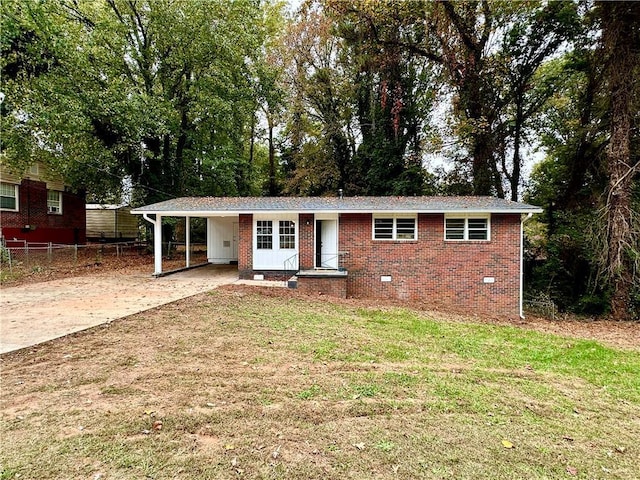 view of front of home featuring a front yard and a carport