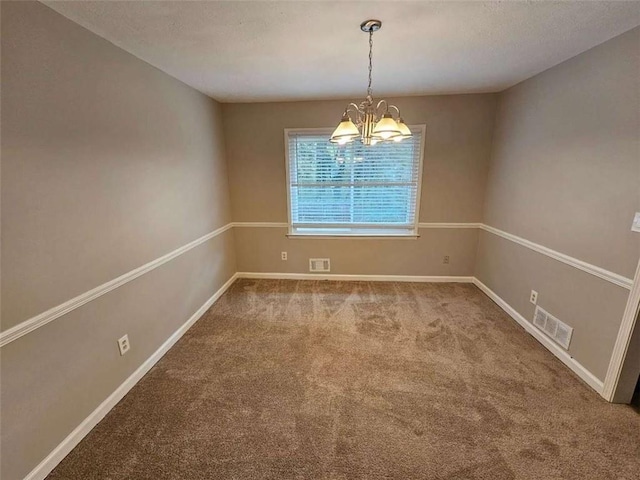 unfurnished room featuring carpet floors and a notable chandelier