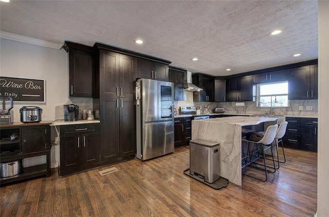 kitchen with tasteful backsplash, stainless steel appliances, dark wood-type flooring, and a center island