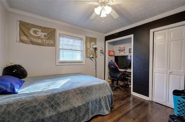 bedroom featuring crown molding, dark wood finished floors, and a ceiling fan