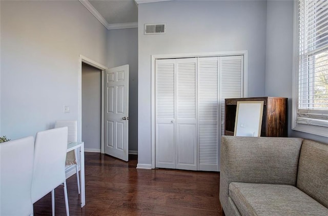 sitting room with dark wood-style floors, visible vents, baseboards, and crown molding