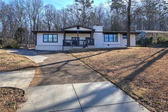 view of front of property featuring a porch and crawl space